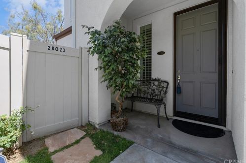 28023 Serra Ln, Santa Clarita, CA 91355-6057
