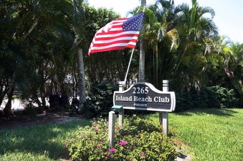 2265 Gulf Dr, Sanibel FL  33957-6122 exterior