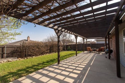 5128 Cliff Oaks Dr, Fort Worth TX  76179-2394 exterior