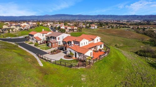 1190 Olympic Ct, Gilroy, CA 95020-2639