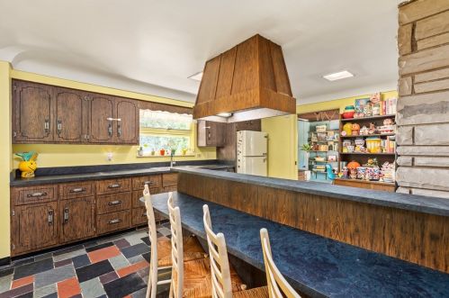 1562 Fairmont Dr, New Kensington PA  15068-5856 exterior