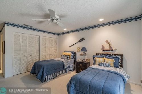 28 Glens Dr, Boynton Beach FL  33436-6207 exterior