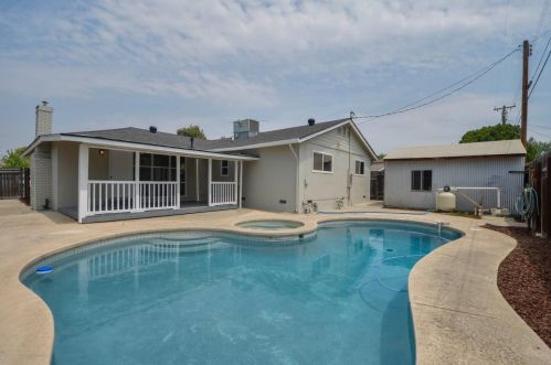 2020 Tokay Ave, Turlock CA  95380-4345 exterior