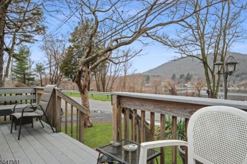 6 Apple Dr, Belvidere, NJ 07823-3020