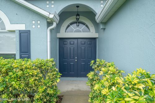 4077 Four Lakes Dr, Melbourne, FL 32940-1218