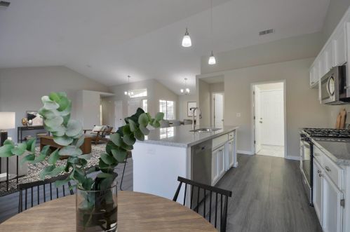 490 Santa Barbara St, Los Banos CA  93635-6324 exterior