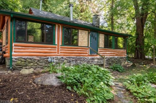 112 Pinecliff Lake Dr, West Milford Lakes NJ  07480-1378 exterior