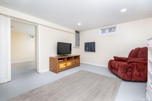 7 Fairfield Dr, Windsor Locks CT exterior