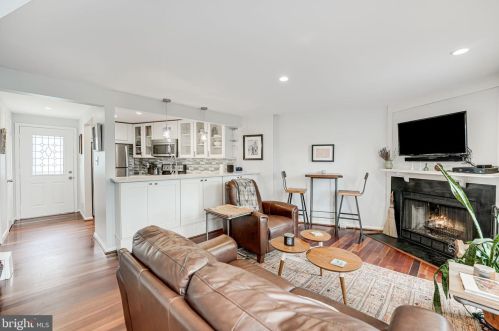 2100 Whisperwood Gln Ln, Herndon VA  20191-4117 exterior