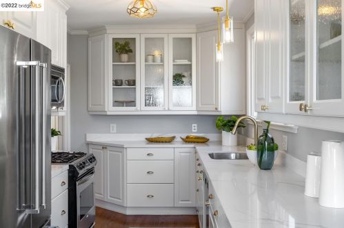 2463 Burlington St, Oakland CA 94602-2515 exterior