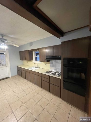 42 Palisades Blvd, Palisades Park NJ  07650-1341 exterior