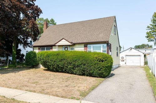 3847 Cordwood Ln, Seaford, NY 11783-1108