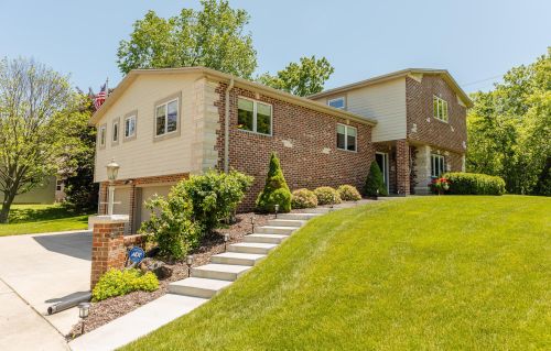 5080 102nd St, Milwaukee, WI 53228-3202