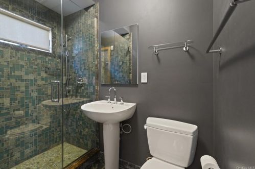 4750 Iselin Ave, Bronx NY  10471-2914 exterior