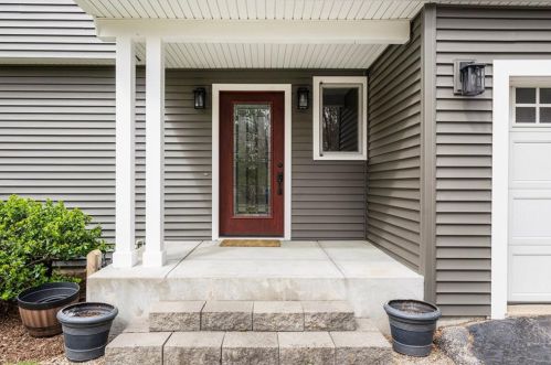 96 Daniel Dr, North Kingstown RI  02852-6702 exterior