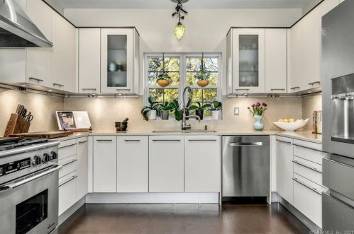 495 Rock Rimmon Rd, Stamford, CT 06903-2334