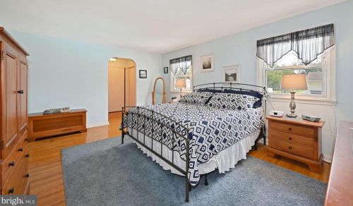 210 Wayne Dr, Riverton NJ  08077-3843 exterior