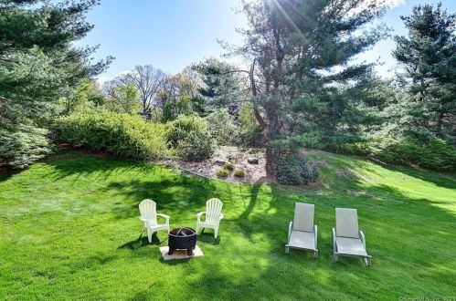 74 Buckingham Dr, Glastonbury CT  06033-2733 exterior