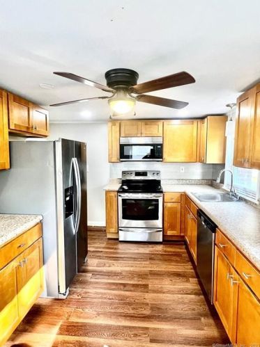 116 Highland Ave, Windsor CT  06095-4244 exterior