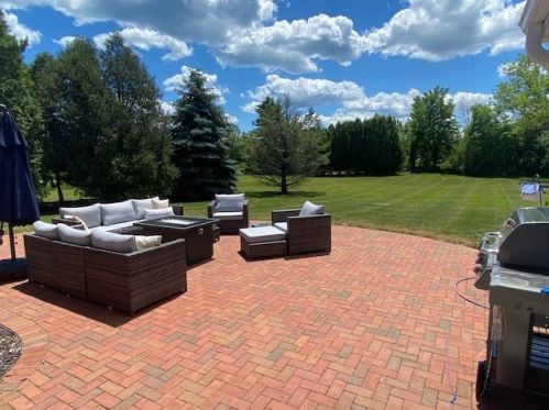 1421 River Oaks Ln, Thiensville, WI 53092-2634