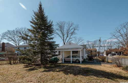 32 Oregon Ave, Bayshore, NY 11706-5739