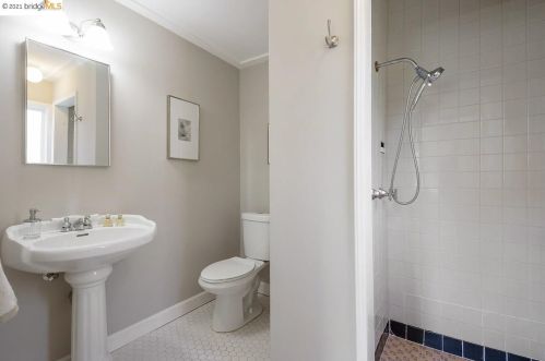 5647 Cabot Dr, Oakland CA  94611-2247 exterior