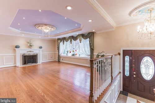 3305 Dauphine Dr, Falls Church, VA 22042-3724