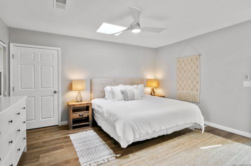 1455 Chalcedony St, San Diego CA 92109-2126 exterior