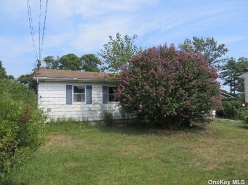 46 Pineview Blvd, Central Islip, NY 11722-3634