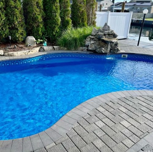 95 Midway St, Babylon NY  11702-4311 exterior