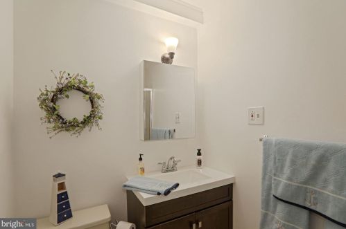 207 Thomas Ave, Riverton NJ 08077-1039 exterior