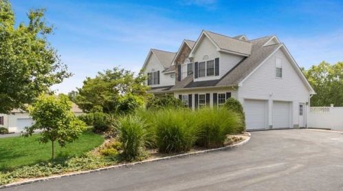 37 Hillcrest Ct, New Hamburg, NY 12590-4540
