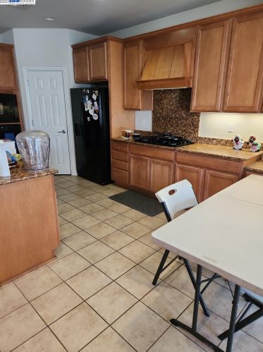 1549 Maple Valley St, Manteca CA 95336-5127 exterior