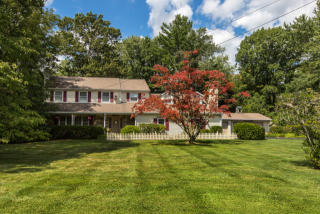 140 Pebble Valley Dr, Gardenville, PA