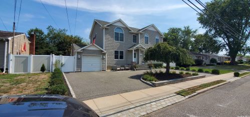 31 Evergreen Pl, Deer Park NY  11729-3707 exterior