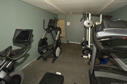 4 Lookout Lndg, Ellington CT  06029-2543 exterior