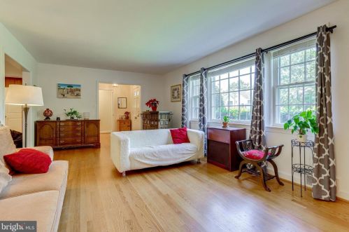 2901 Linden Ln, Falls Church, VA 22042-2313
