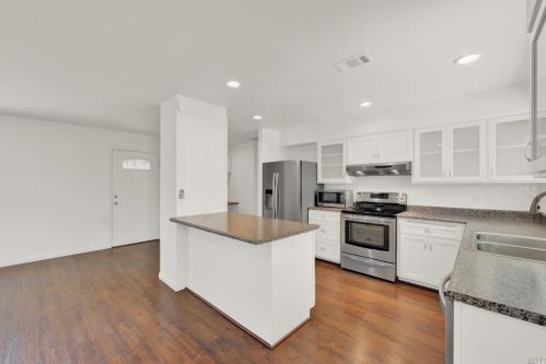 129 Rainier Cir, Vacaville CA  95687-3309 exterior