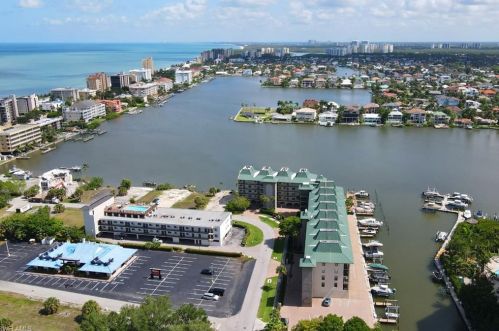 271 Southbay Dr, Naples FL  34108-2344 exterior