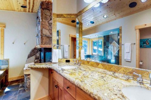 12764 Ski Slope Way, Truckee CA  96161-6615 exterior