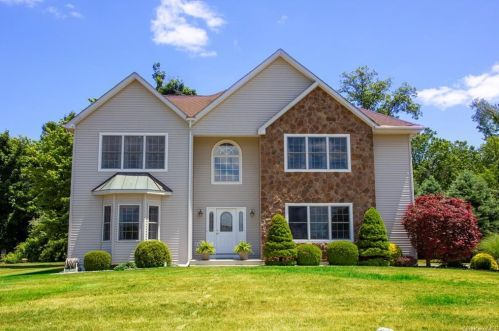 216 Old Castle Point Rd, New Hamburg, NY 12590-7070
