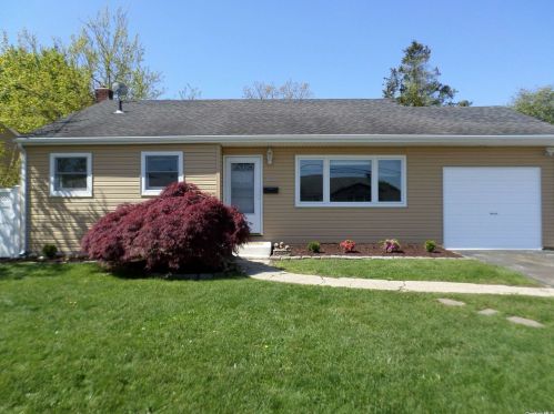 814 Delaware Ave, North Lindenhurst NY  11757-2811 exterior