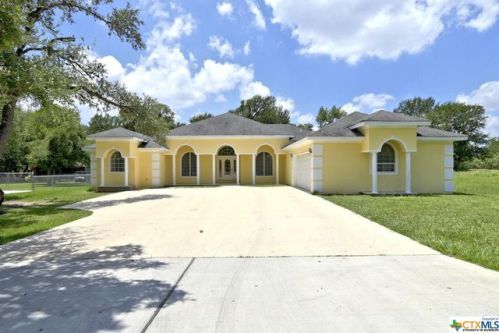 105 Twin Oak Rd, Seguin, TX 78155-7420