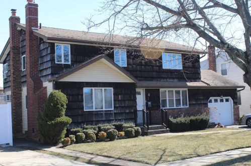 7 Devon Rd, Bethpage, NY 11714-1106