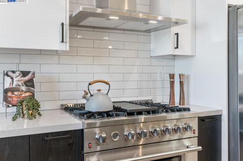 7298 Tamarack Dr, Pleasanton CA  94568-1749 exterior