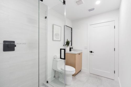 8300 166th Ter, Hialeah FL  33016-3444 exterior