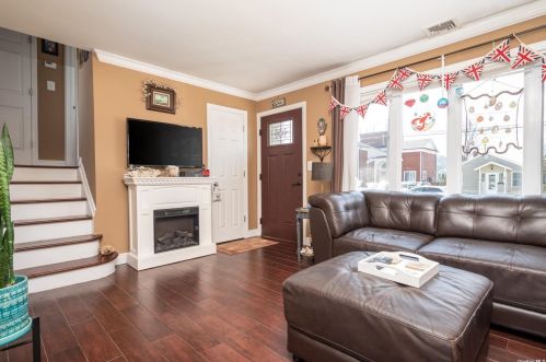 285 East Dr, Copiague, NY 11726-5105