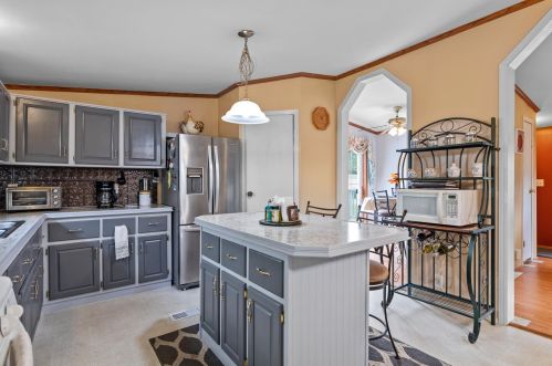 8 Welch Ln, Raymond, NH 03077-2640
