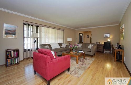 18 Hamilton Dr, East Brunswick NJ  08816-2709 exterior