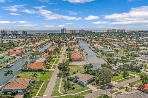 60 Seas Ct, Marco Island, FL 34145-3567
